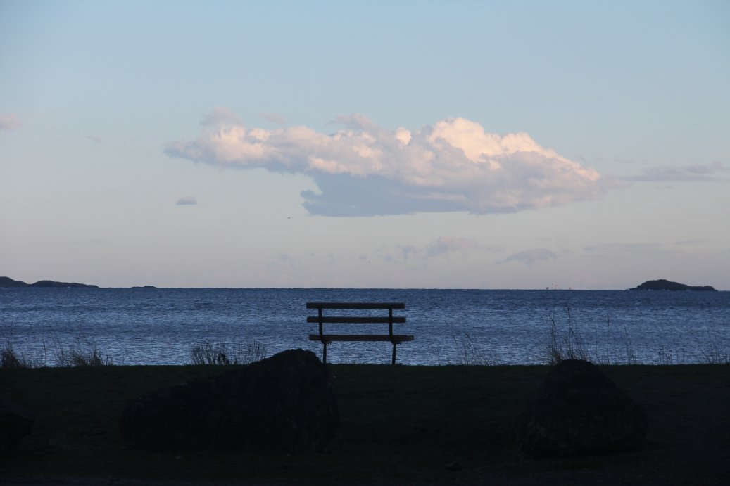 A waiting bench ...